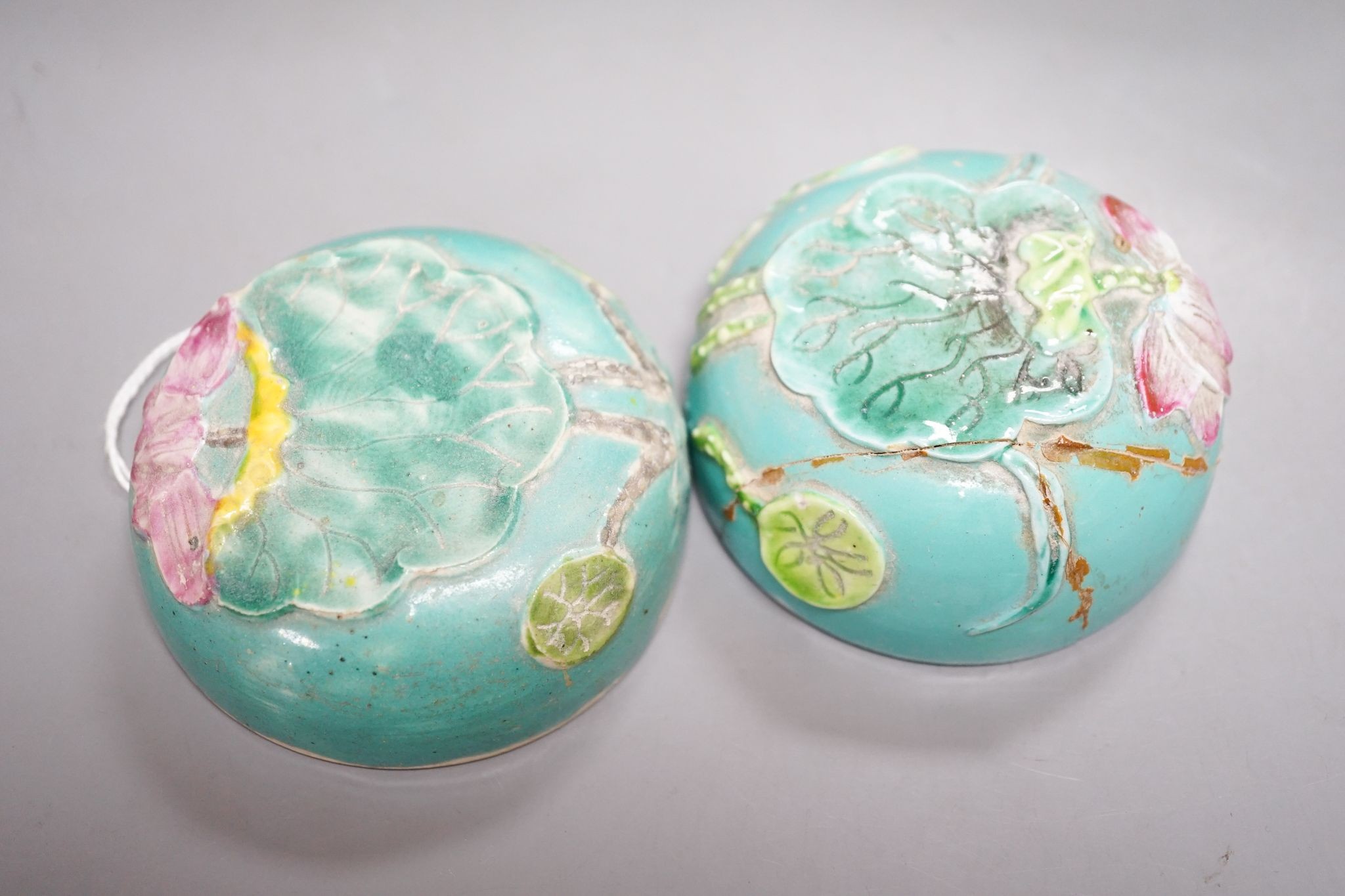 A pair of Chinese enamelled porcelain jars and covers, early 20th century, 17.5cm